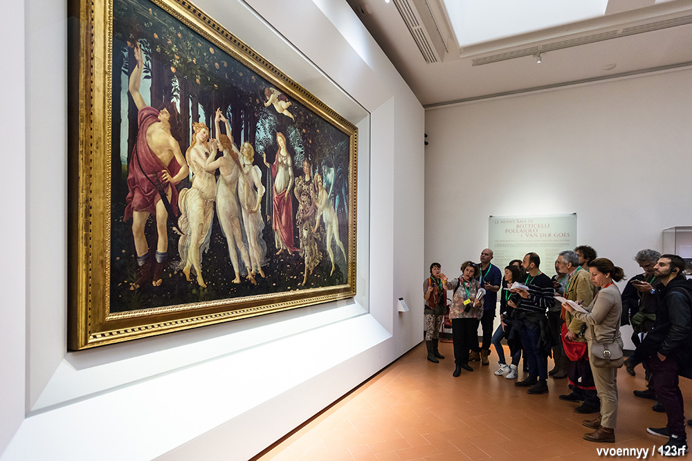 Visitatori agli Uffizi davanti alla Primavera di Botticelli