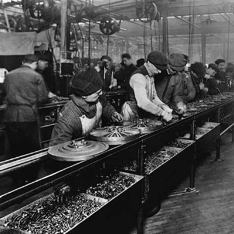 Linea di montaggio nelle fabbriche Ford, circa 1920.